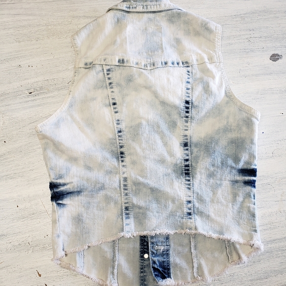 🌻Acid Wash Jean Vest - Picture 2 of 2
